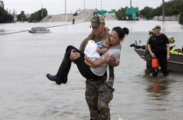 Heroic Employee Carries Elderly Customer to Safety Amid Shop Flood