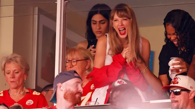 Travis Kelce & Taylor Swift: A Billion-Dollar Romance That Redefines Happiness